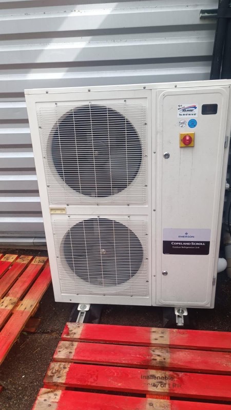 Changement du Groupe Négatif et Détection de Fuites pour vitrine froid commercial à Toulouse